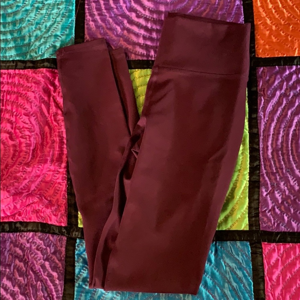 💋NWOT Maroon Fabletics Powerhold 7/8 leggings💋